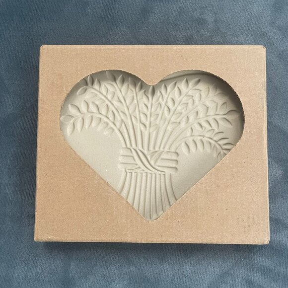 Pampered Chef Bountiful Heart Stoneware Mold - Picture 1 of 3